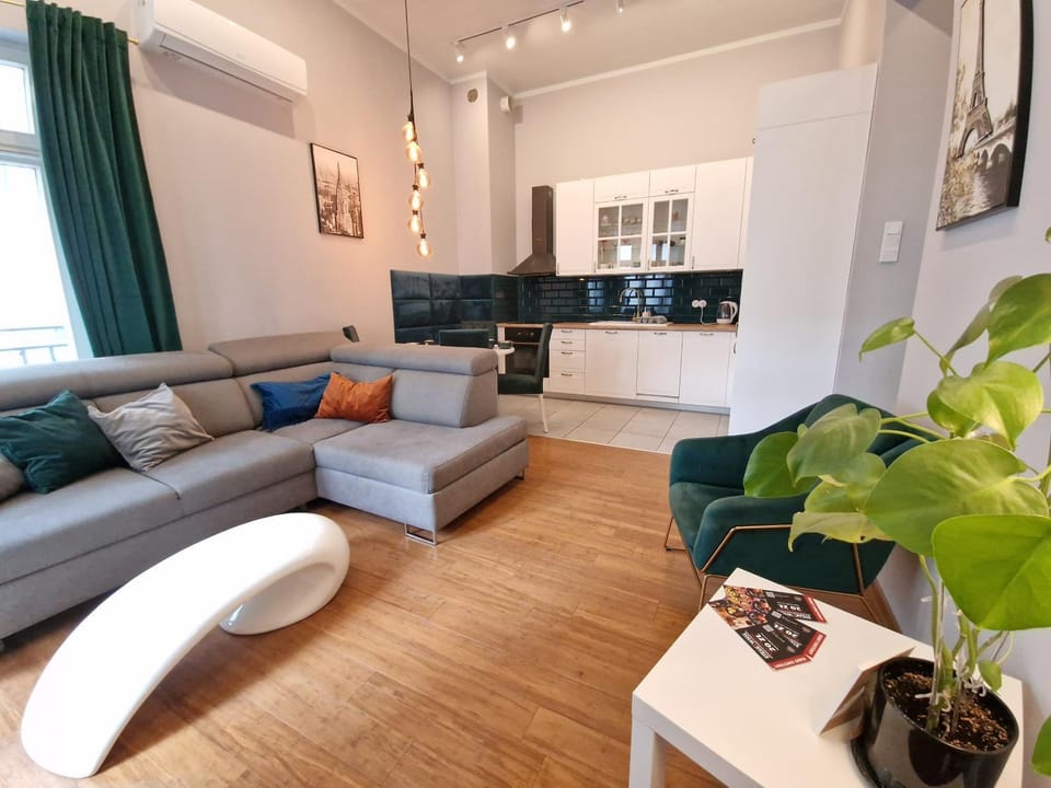 TV and multimedia, Kitchen or kitchenette, Living room