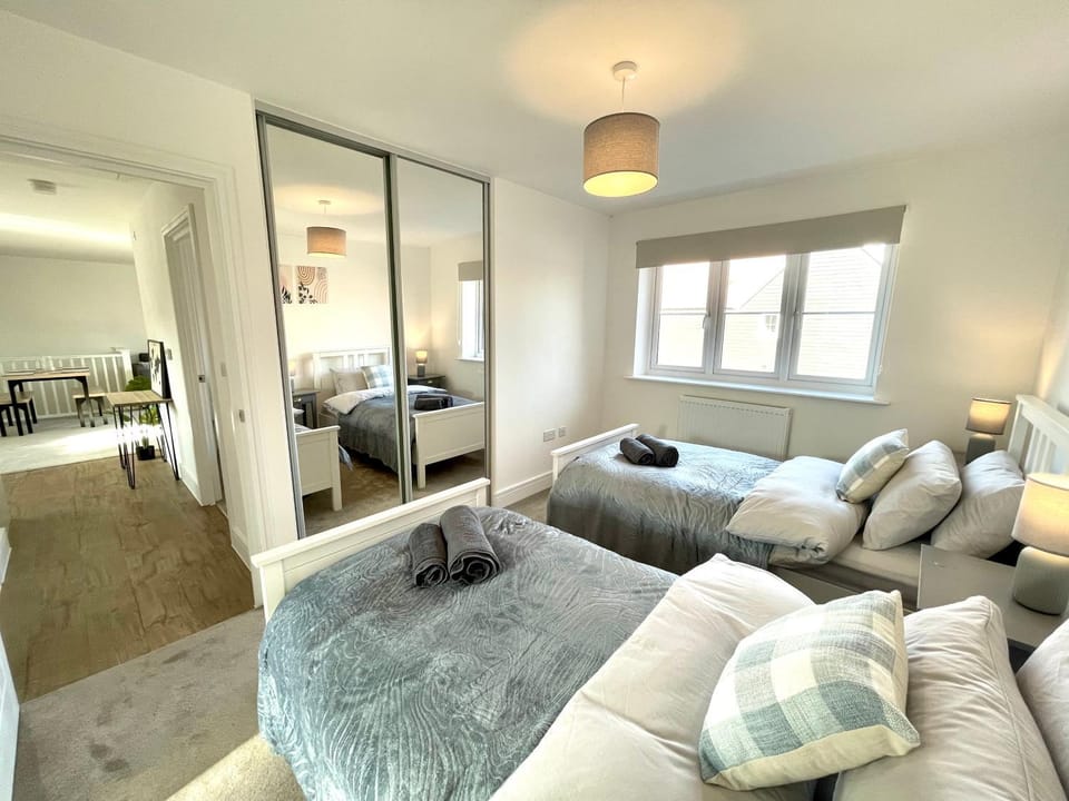 Photo of the whole room, Bedroom
