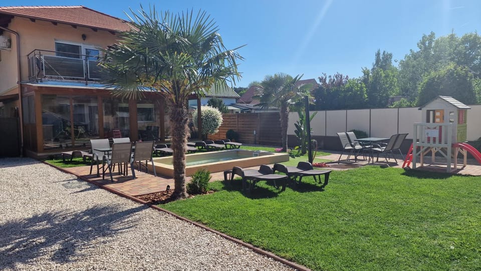 Property building, Garden, Balcony/Terrace, Swimming pool, sunbed