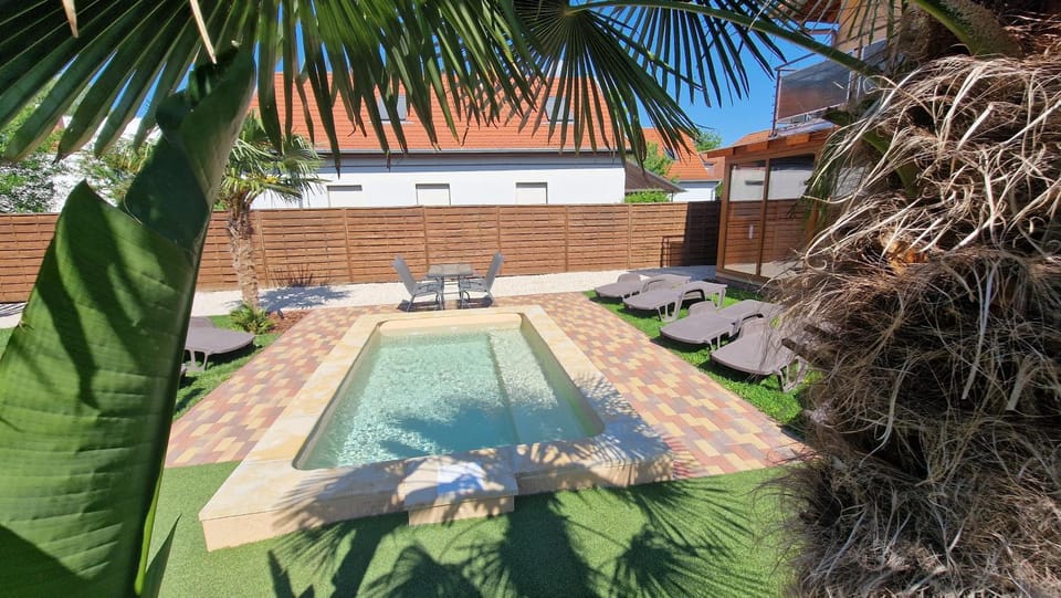 Garden, Swimming pool, sunbed