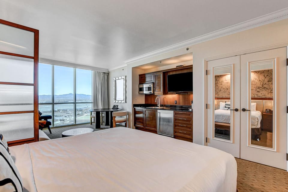 Bed, TV and multimedia, Kitchen or kitchenette, wardrobe