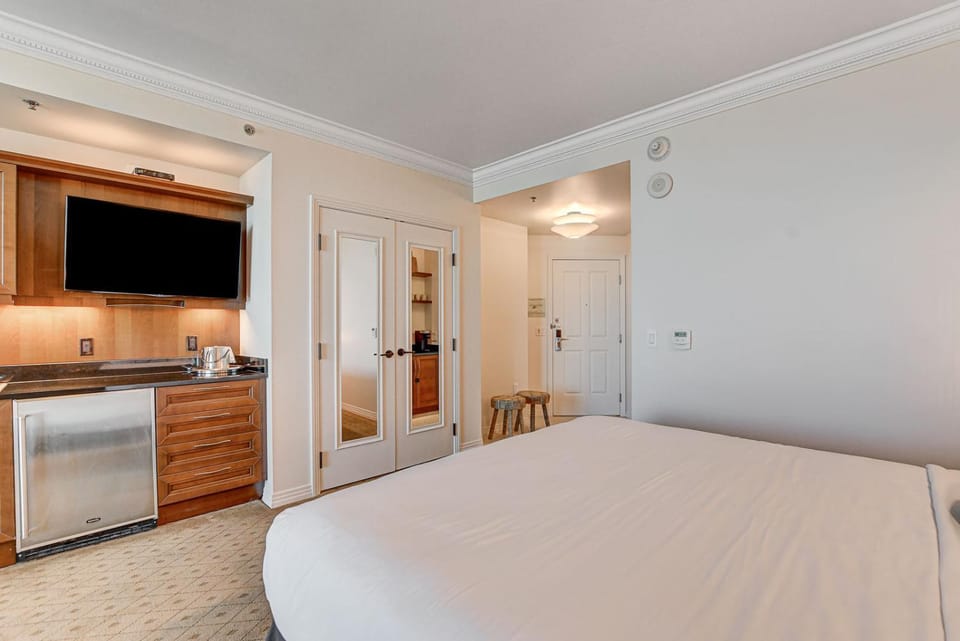 Bed, TV and multimedia, wardrobe