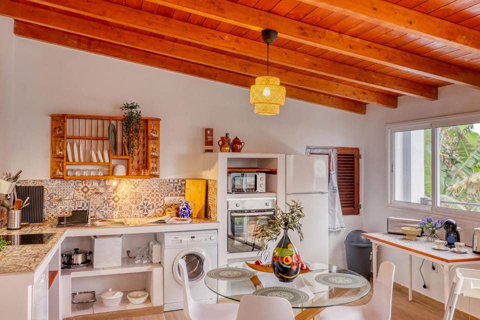 Kitchen or kitchenette, Living room, Seating area, Dining area, stove