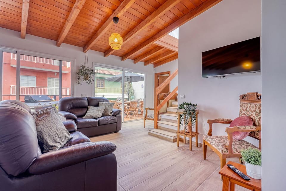 Communal lounge/ TV room, TV and multimedia, Living room, Seating area, Evening entertainment