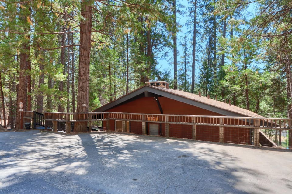 Hiltbrand Hangout House in Sierra Nevada
