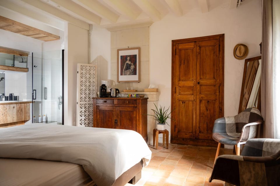 Bed, Bathroom, Coffee/tea facilities, Photo of the whole room, Decorative detail, Seating area, Bedroom, wardrobe