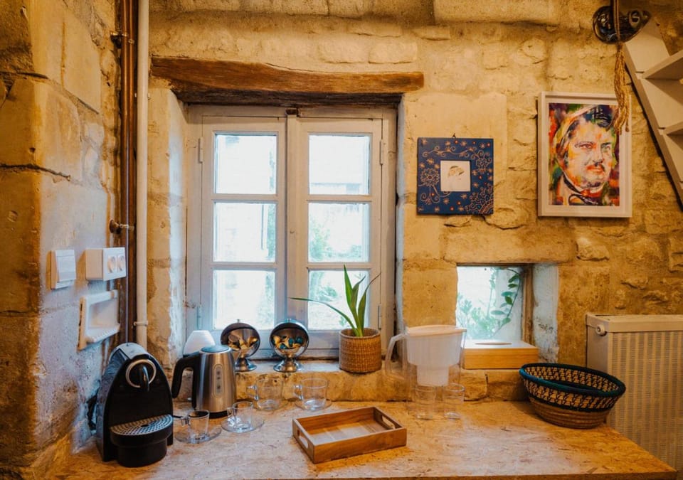 Coffee/tea facilities, Decorative detail, Bedroom, Inner courtyard view