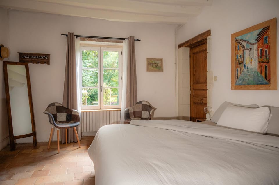 Bed, Photo of the whole room, Decorative detail, Seating area, Bedroom, Garden view