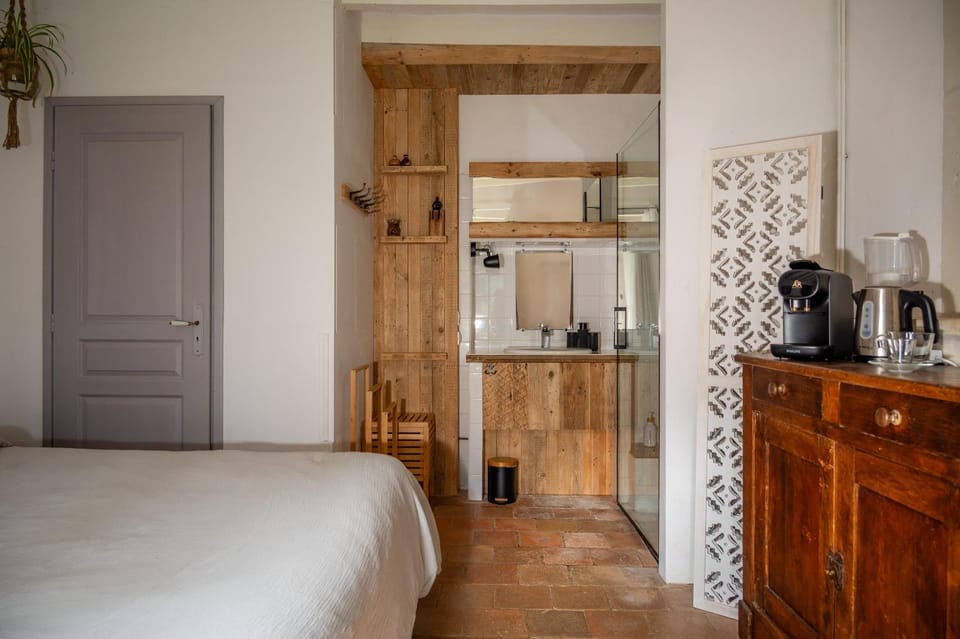 Bed, Coffee/tea facilities, Photo of the whole room, Decorative detail, Bedroom, towels