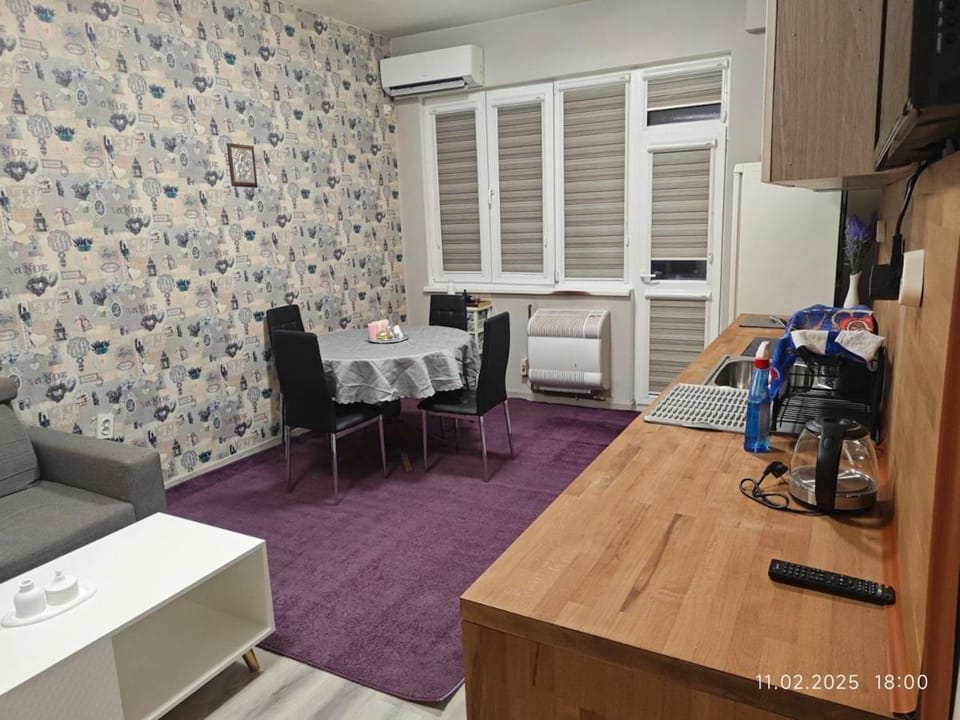 TV and multimedia, Kitchen or kitchenette, Living room, Seating area