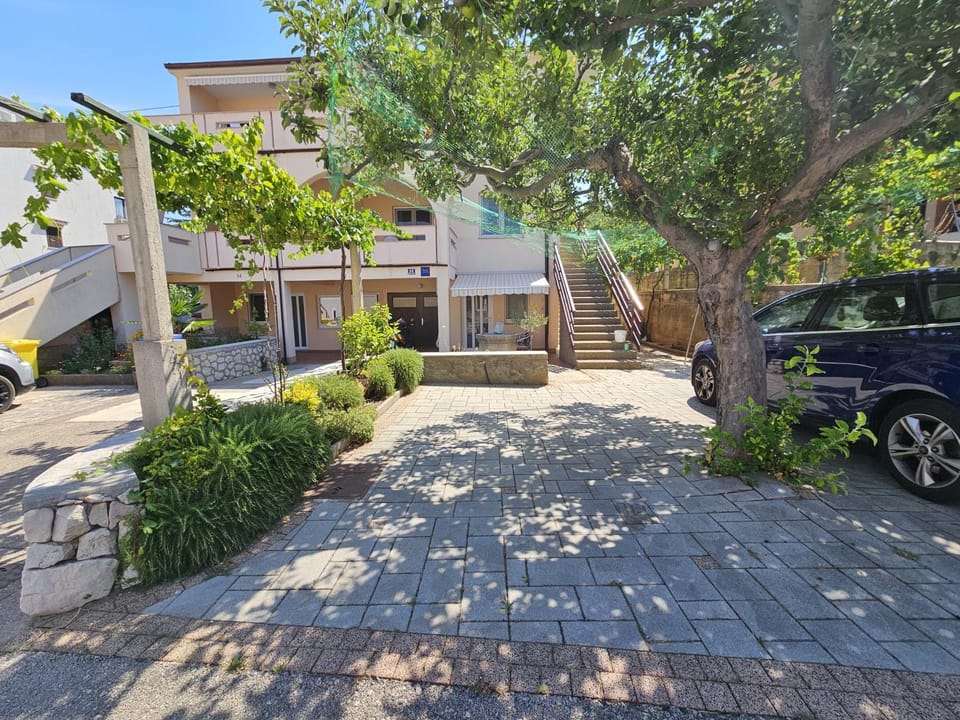 Property building, Neighbourhood, Parking