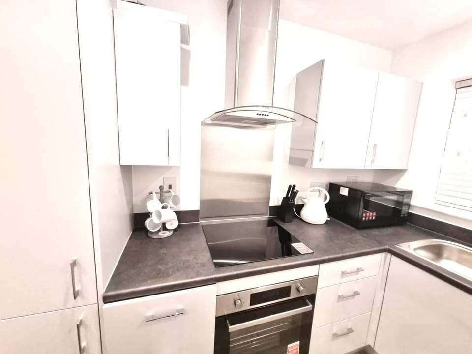 Coffee/tea facilities, Kitchen or kitchenette, dishwasher, oven, stove