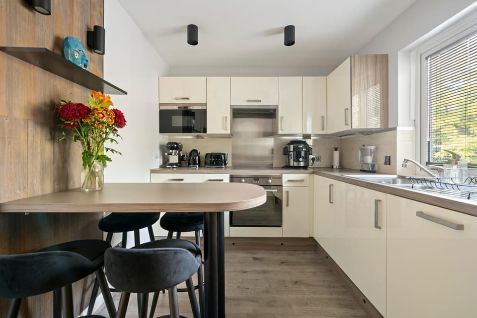 Coffee/tea facilities, Kitchen or kitchenette, Dining area, dishwasher, oven, stove, toaster