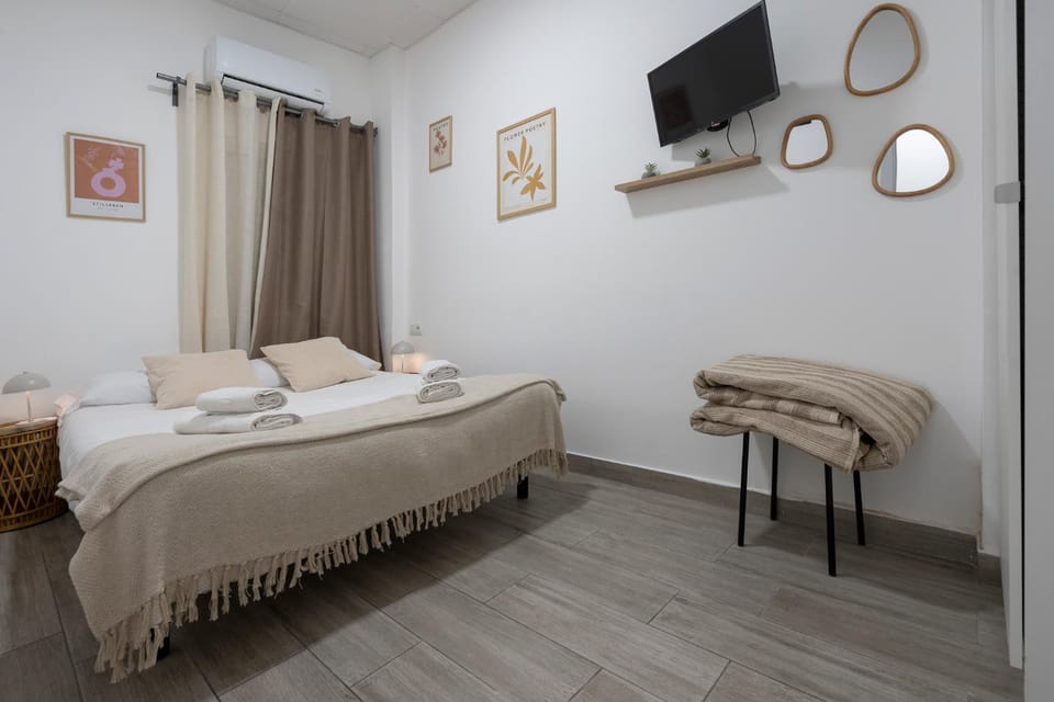 Bed, TV and multimedia, Photo of the whole room, Bedroom, towels