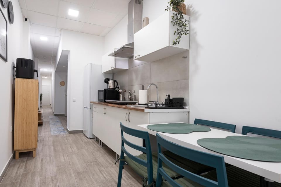 Kitchen or kitchenette, Dining area, oven, stove