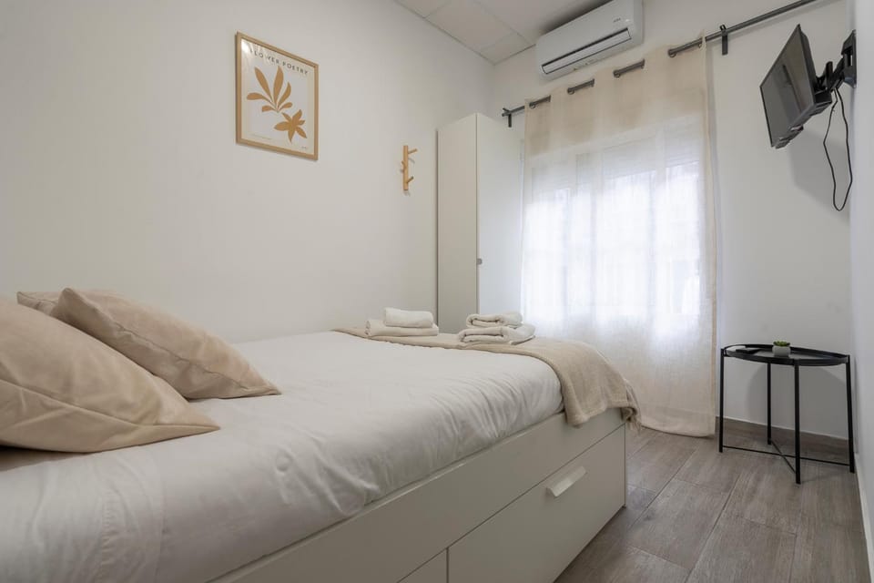 Bed, TV and multimedia, Photo of the whole room, Bedroom, air conditioner