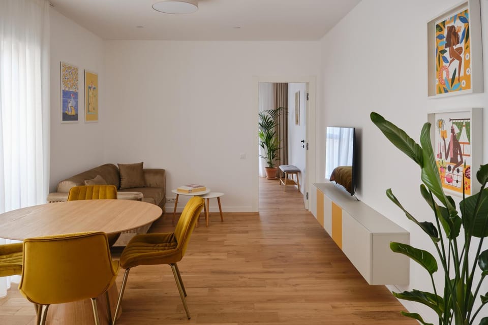 TV and multimedia, Living room, Seating area, Dining area
