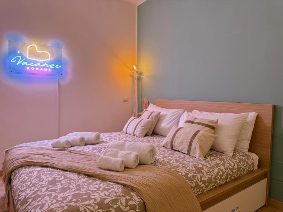 Photo of the whole room, Bedroom, towels