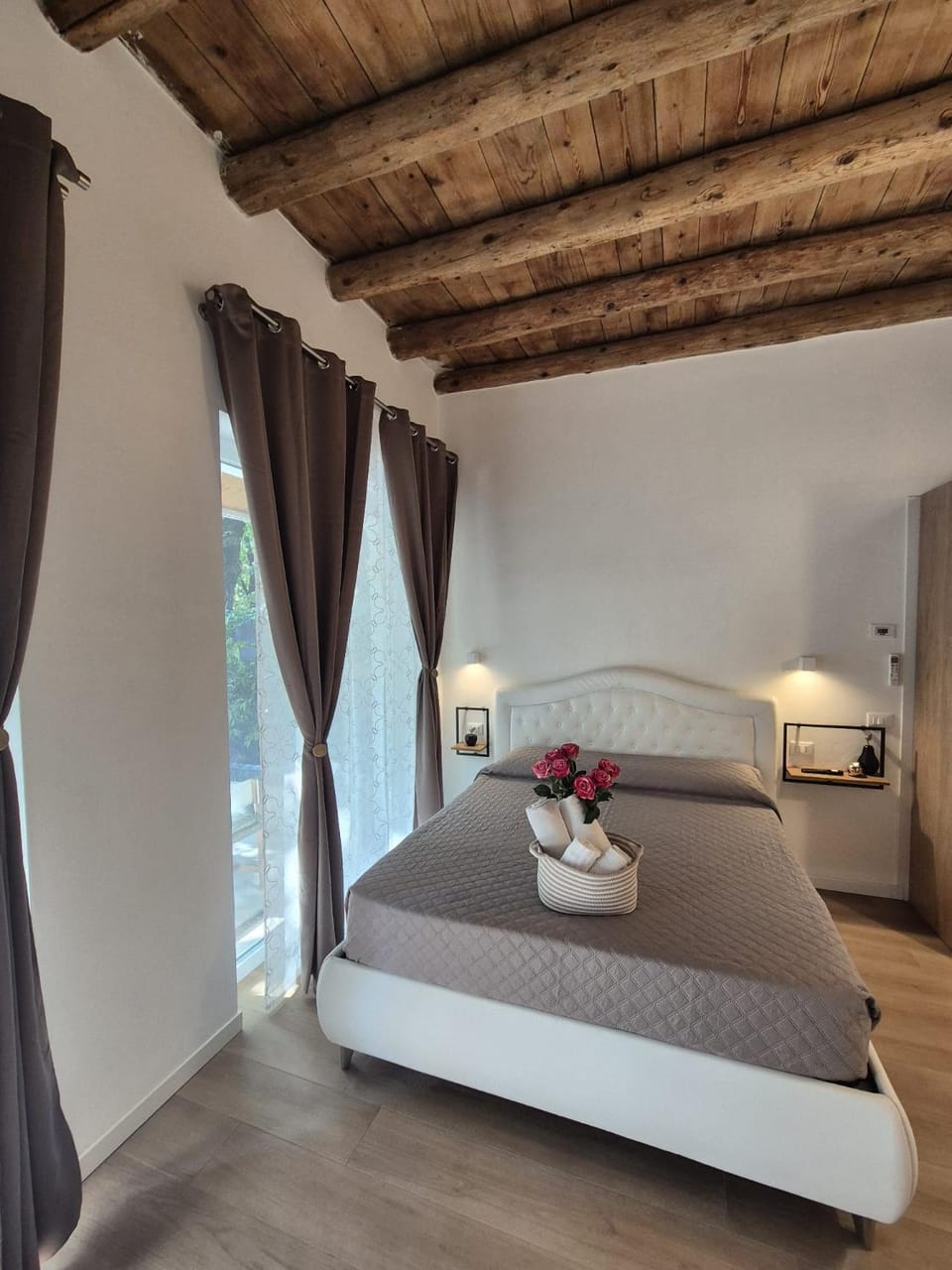 Bed, towels