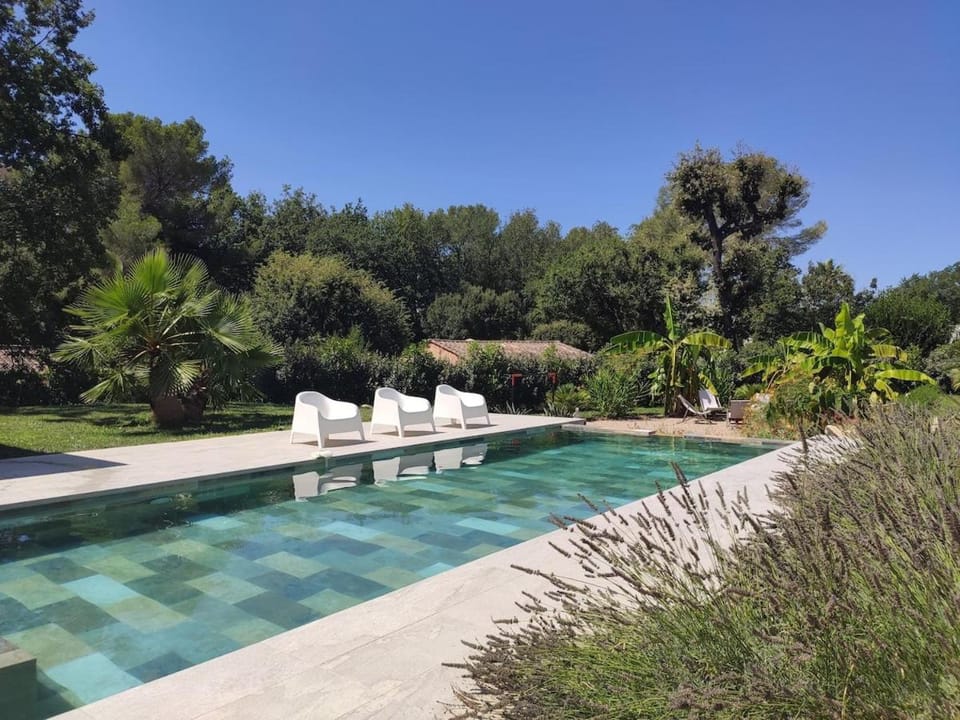 Villa avec piscine au milieu des bois Villa in Roquefort-les-Pins