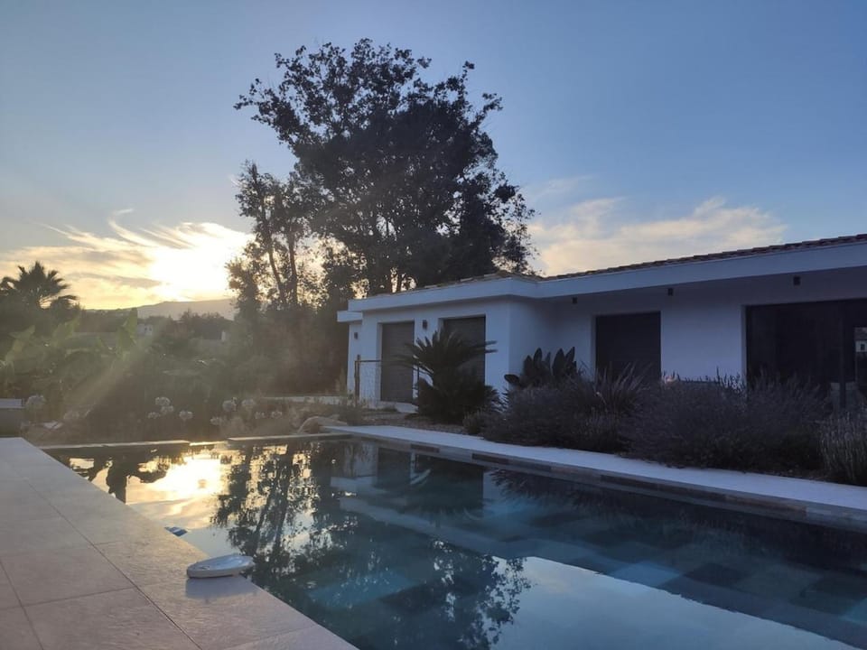 Villa avec piscine au milieu des bois Villa in Roquefort-les-Pins