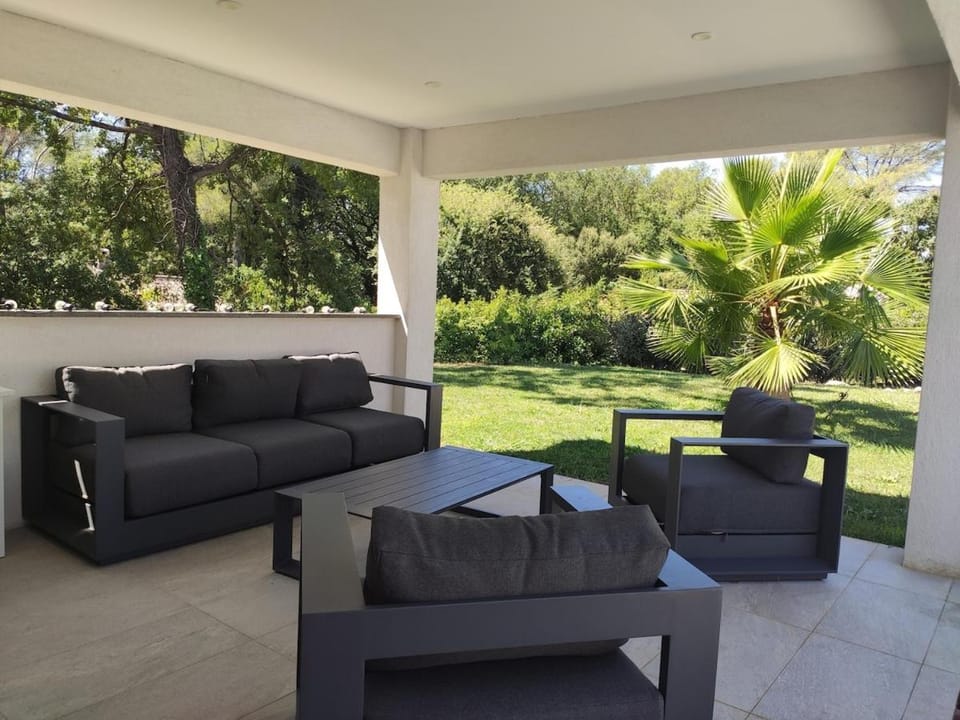 Villa avec piscine au milieu des bois Villa in Roquefort-les-Pins