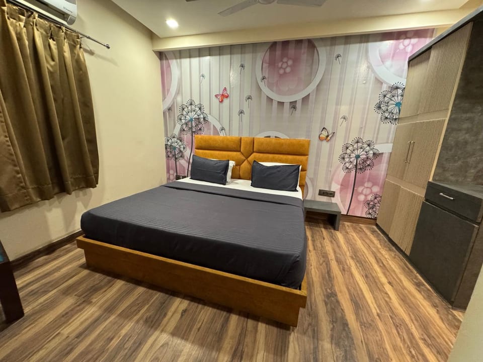 Photo of the whole room, Bedroom, wardrobe