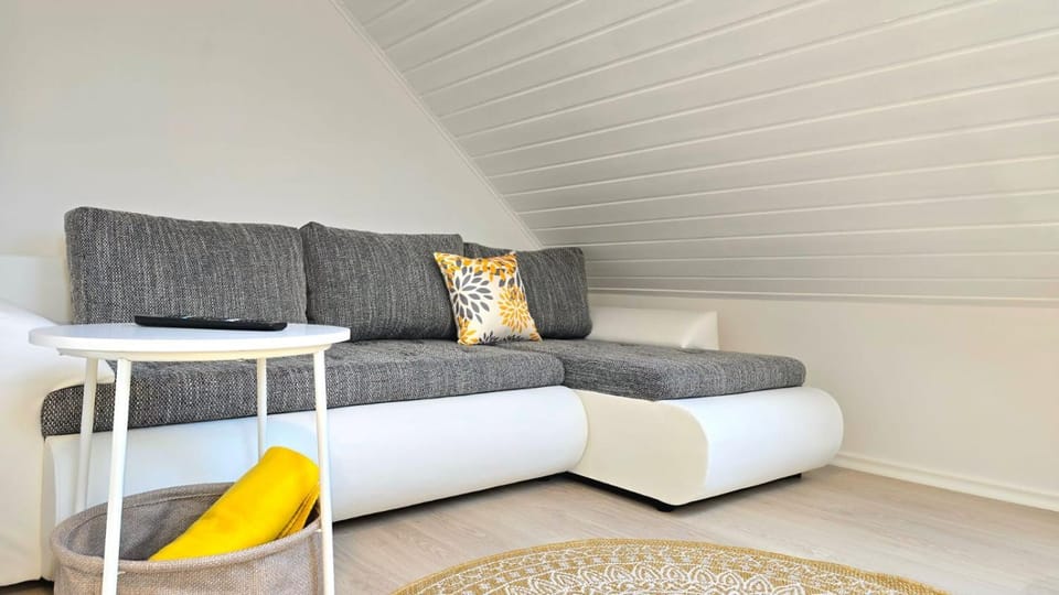 Bed, Photo of the whole room, Seating area, Bedroom