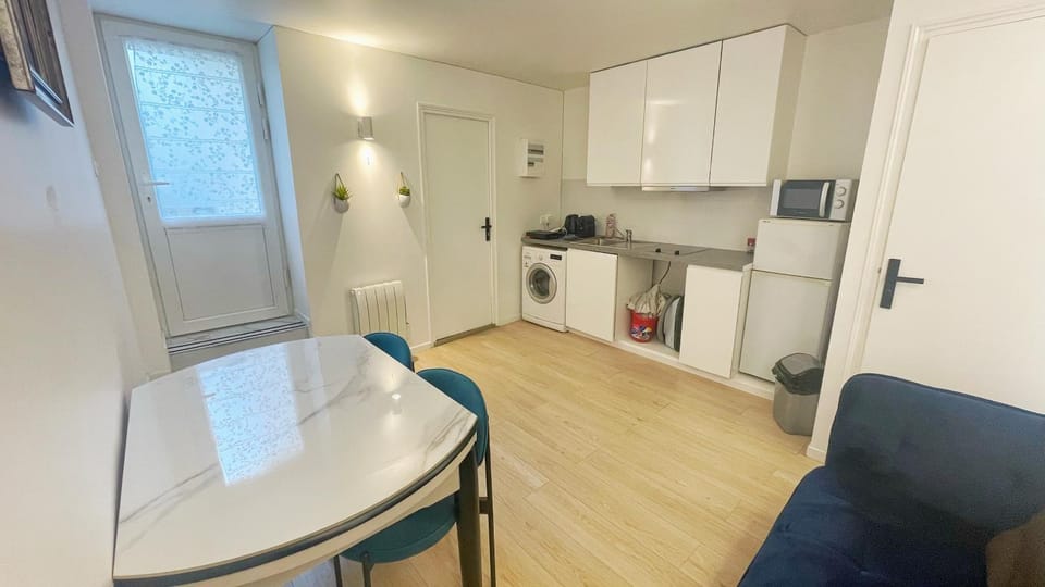Kitchen or kitchenette, Dining area, stove