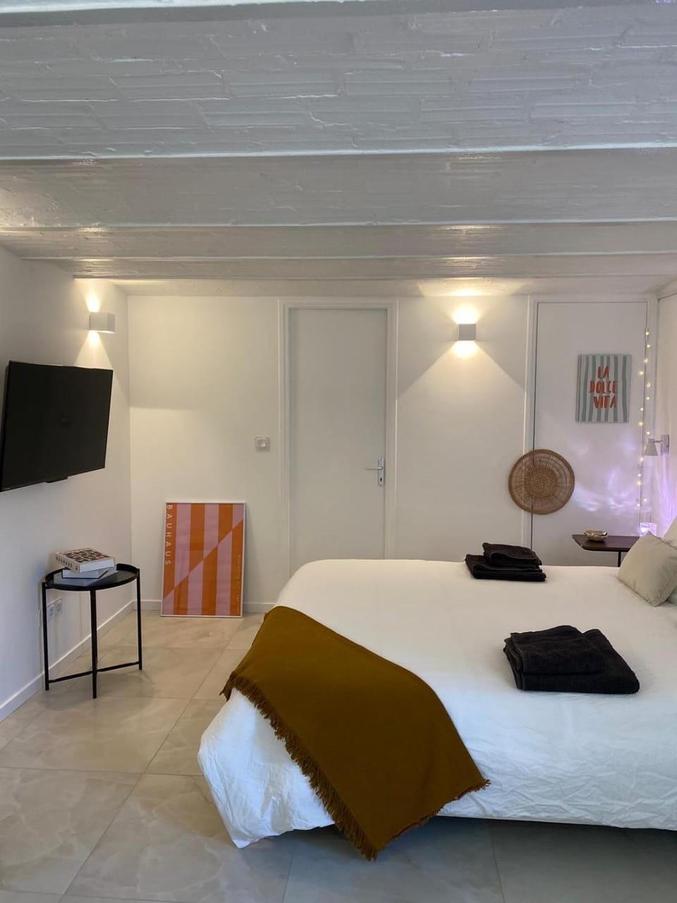 Bed, TV and multimedia, Photo of the whole room, Bedroom, towels