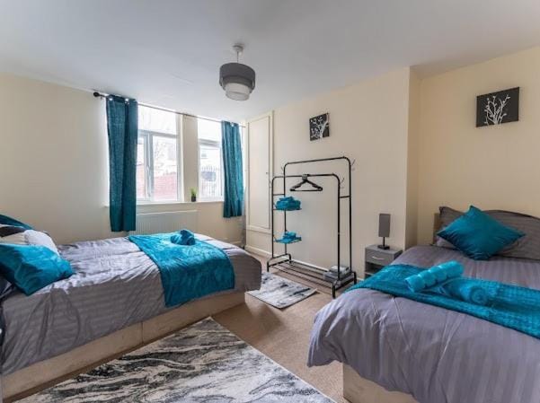 Bed, Photo of the whole room, Bedroom, towels