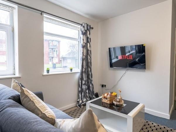 Communal lounge/ TV room, TV and multimedia, Living room, Seating area, Evening entertainment