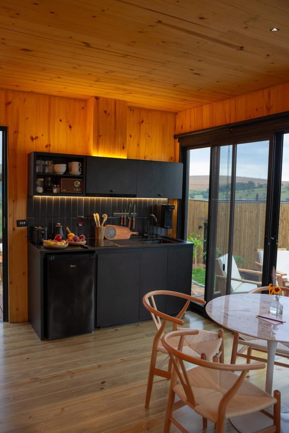 Kitchen or kitchenette, Dining area, stove
