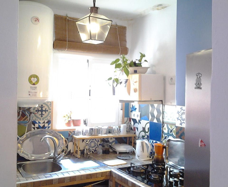 Kitchen or kitchenette, Dining area, stove