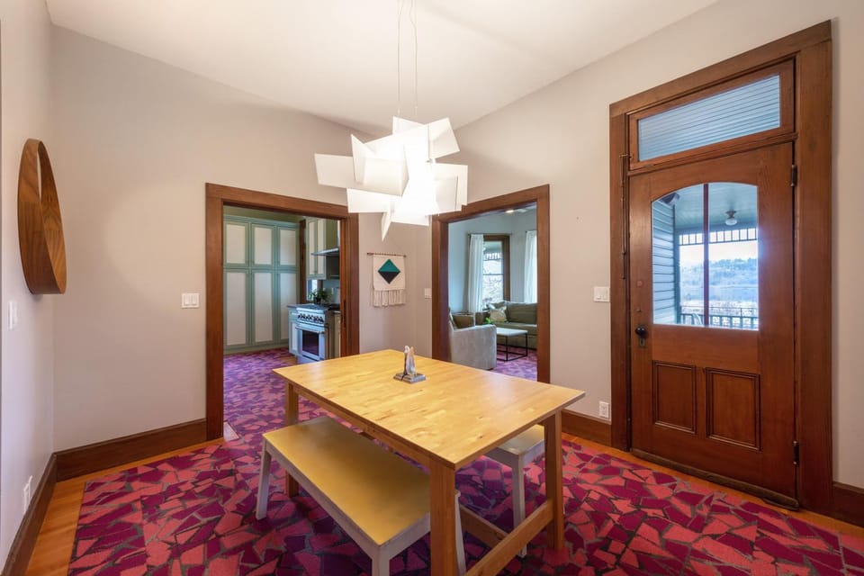 Historic Roe Parker 30 day minimum House in Hood River