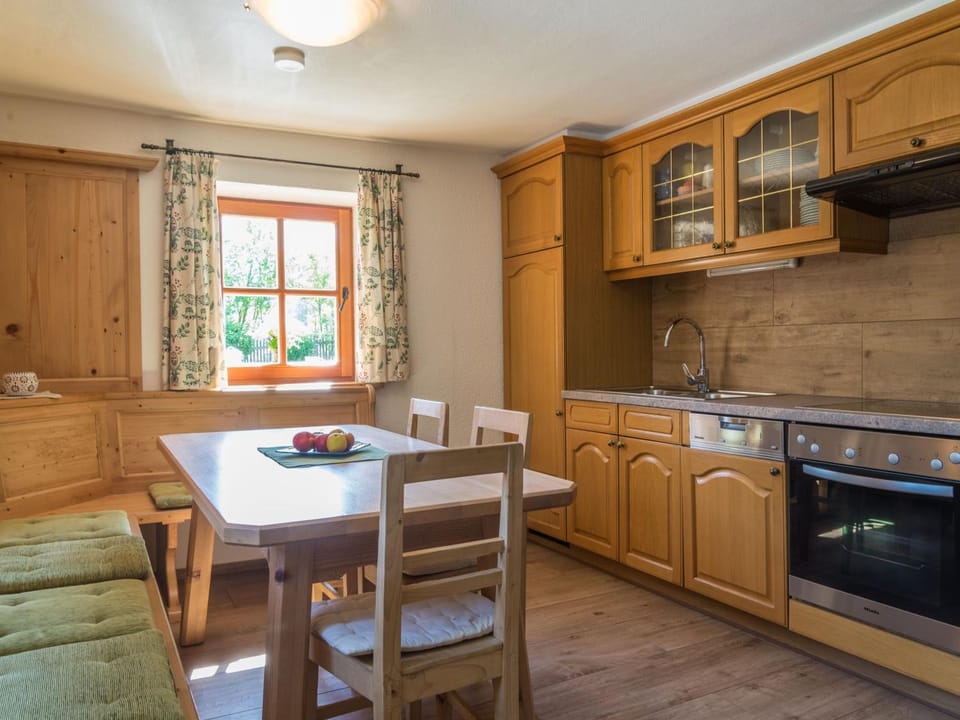 Kitchen or kitchenette, Seating area