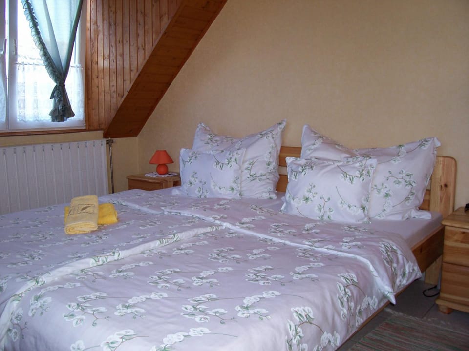Bedroom, towels