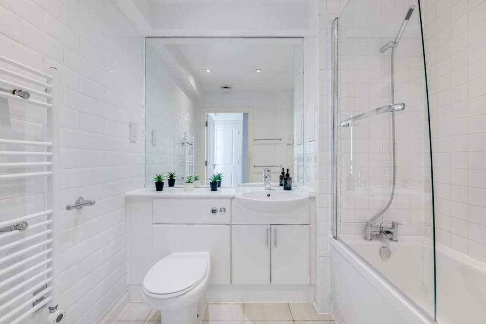 Shower, Toilet, Bathroom, Bath, towels