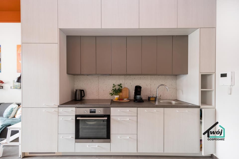 Coffee/tea facilities, Kitchen or kitchenette, oven, stove, toaster