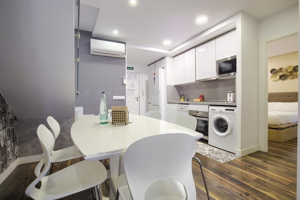 Kitchen or kitchenette, Dining area, microwave, oven, toaster, washing machine