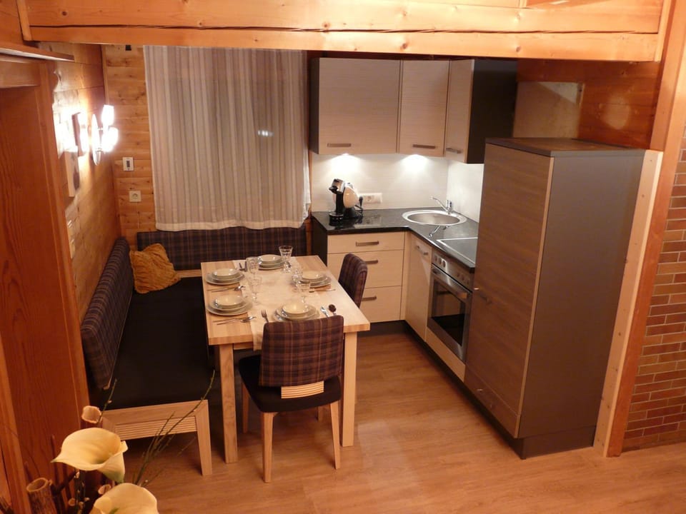 Kitchen or kitchenette, Decorative detail, Dining area