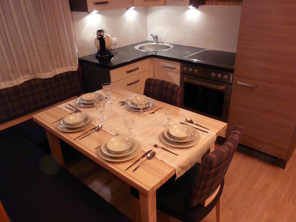 Kitchen or kitchenette, Decorative detail, Dining area, stove