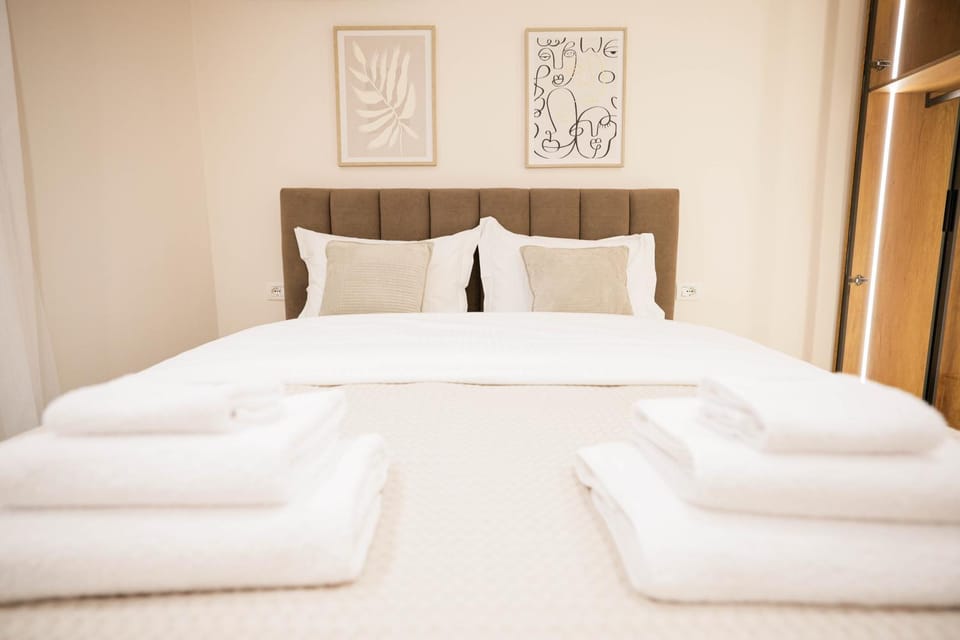 Bed, Bedroom, towels