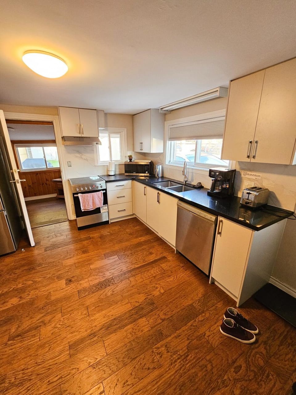 Spacious 2-bedroom ground floor unit near beach Apartment in Cobourg