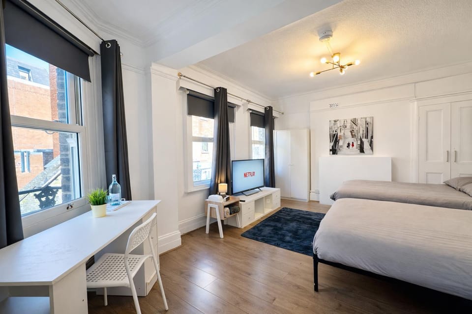 Bed, TV and multimedia, Photo of the whole room, Seating area, Bedroom