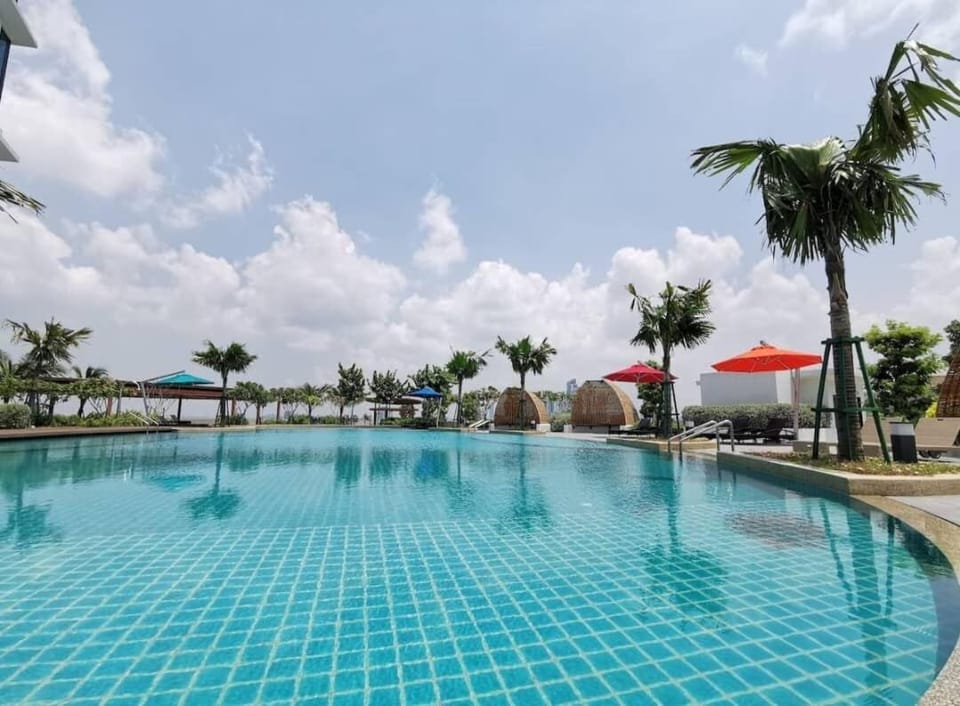 Almas Couple Cozy Premium Loft Netflix BySTAY Apartment in Johor