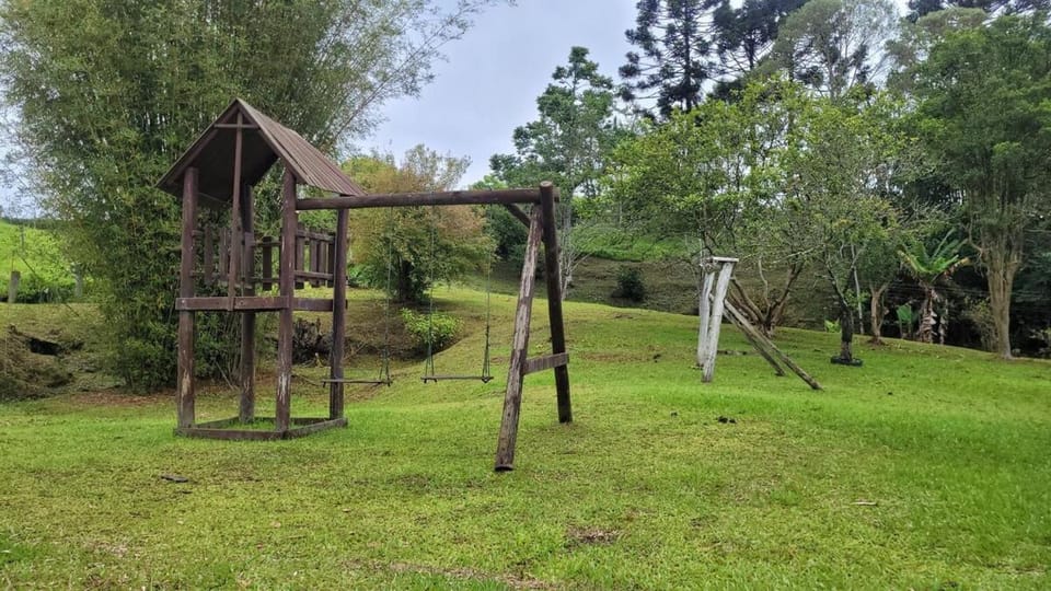Casa de sítio com piscina coberta, sala de jogos e fogão a lenha House in State of Santa Catarina