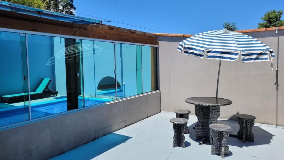 Casa de sítio com piscina coberta, sala de jogos e fogão a lenha House in State of Santa Catarina
