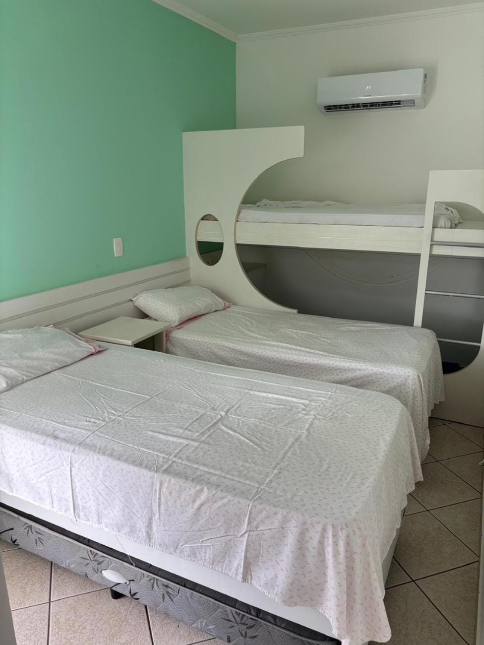 Photo of the whole room, Bedroom, air conditioner