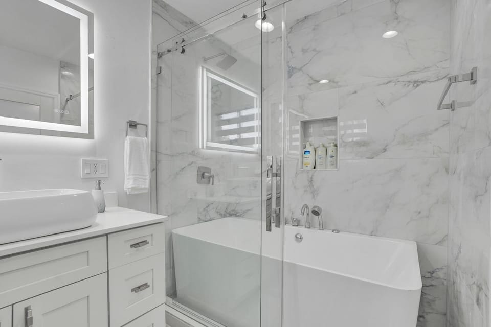 Luxe Haven Near Aventura House in Ives Estates